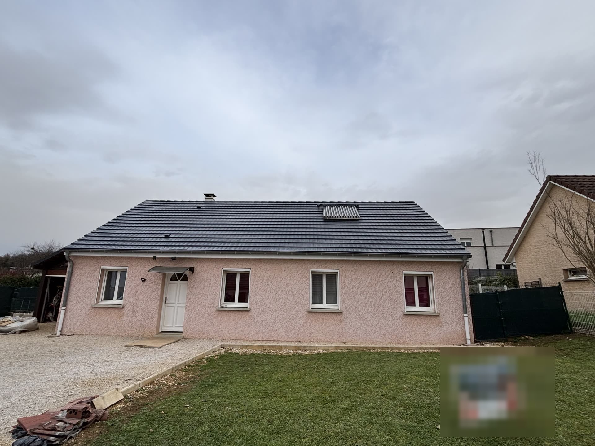 Même toiture après rénovation : tuiles anthracite neuves