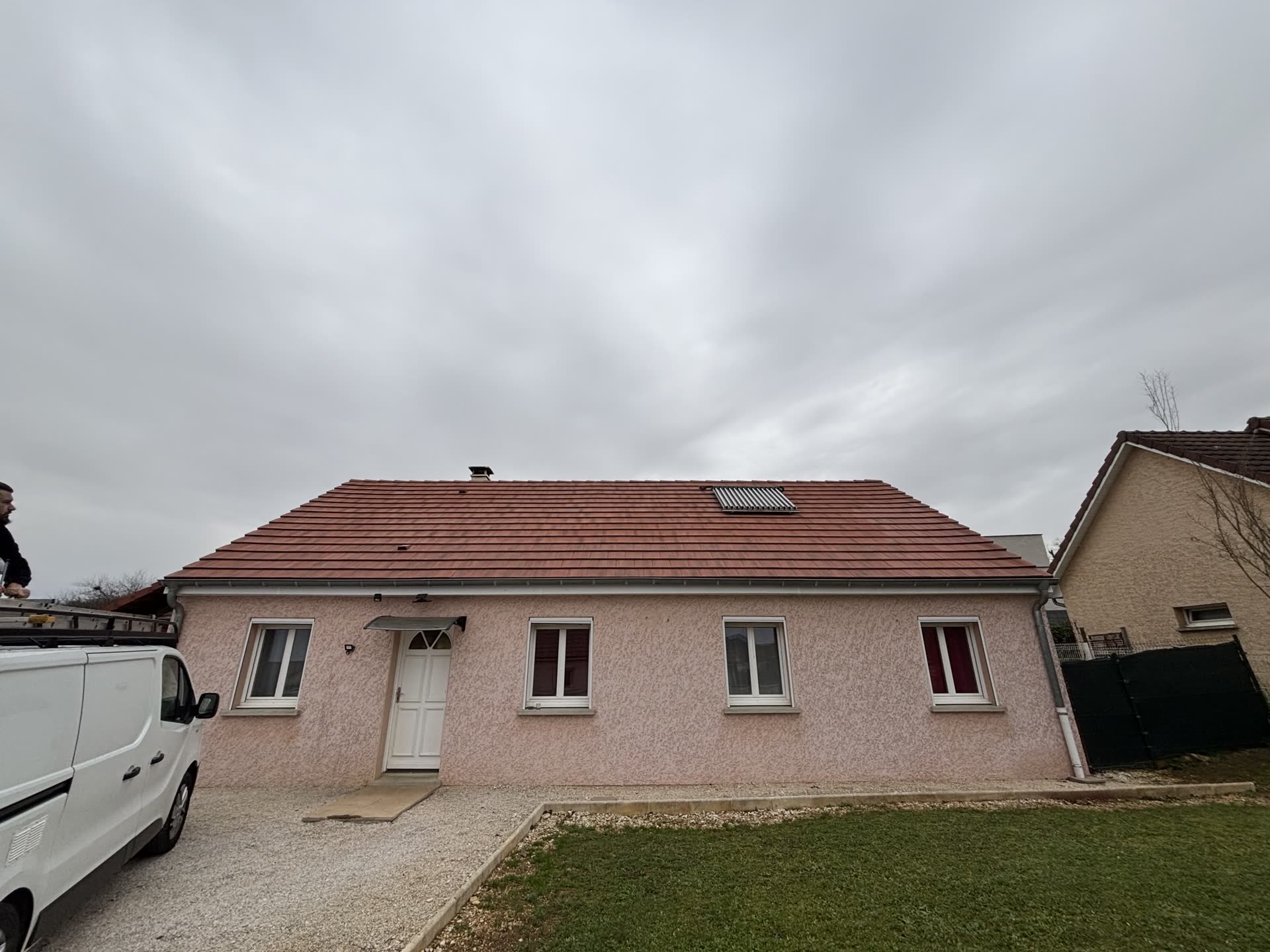 Toiture avant rénovation : tuiles rouges usées