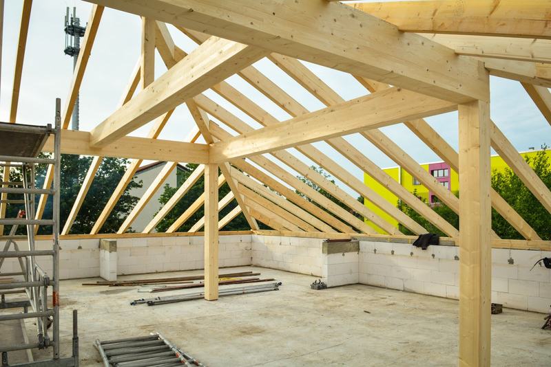 Charpente en bois d'une maison en construction, fermes et chevrons apparents