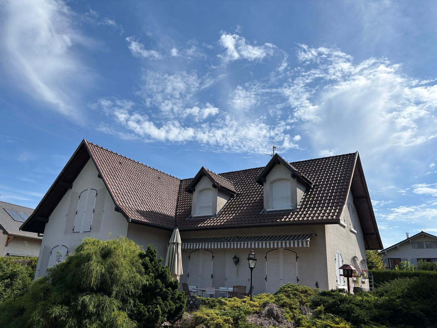 Même maison après intervention : tuiles propres de teinte brun-rouge