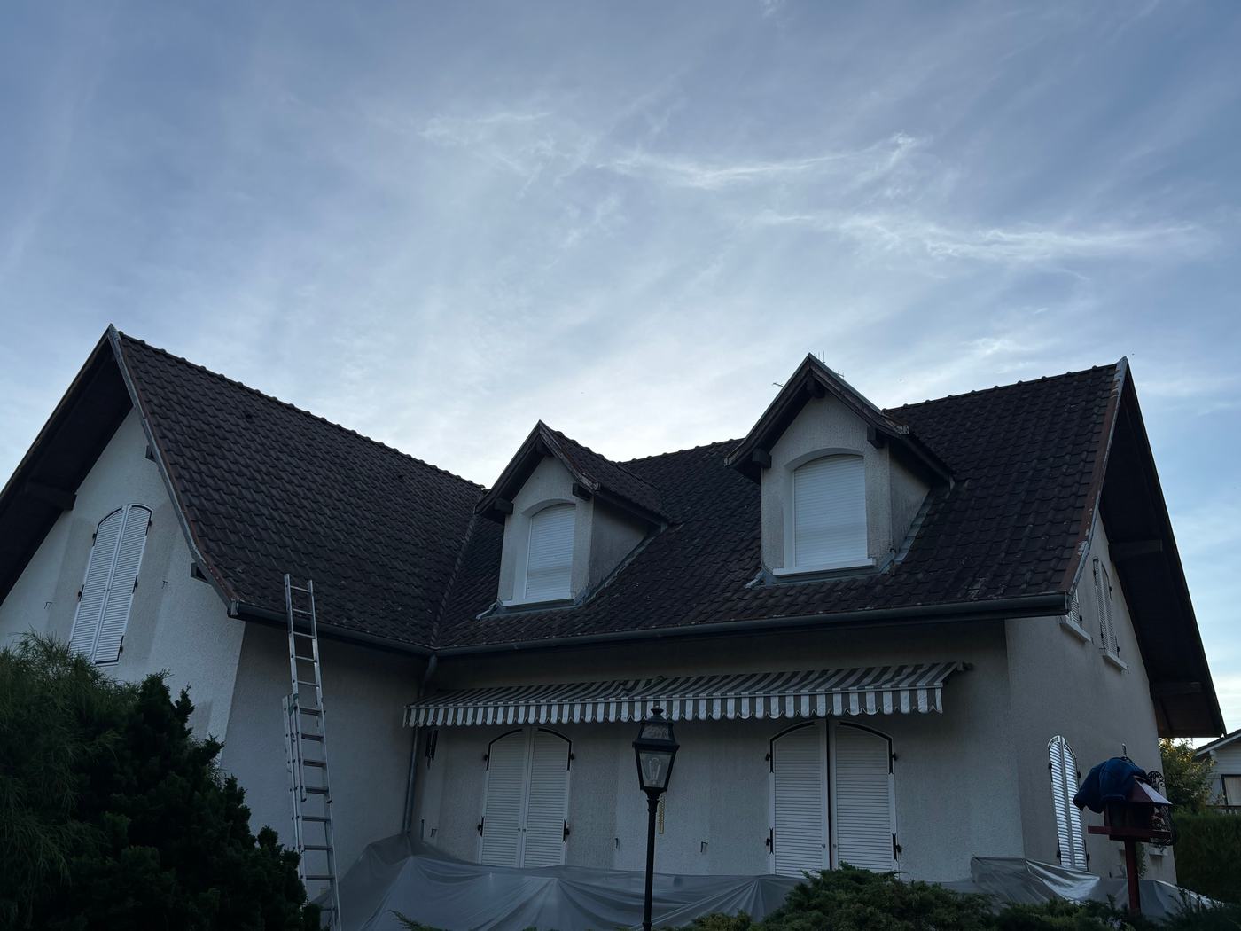 Maison avant intervention : toiture aux tuiles sombres