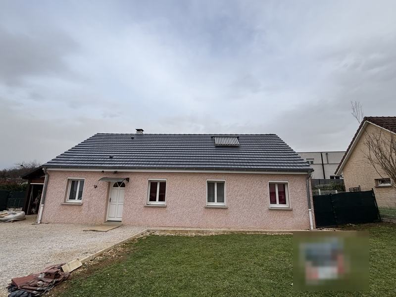 Maison à toiture neuve en tuiles anthracite, avec gouttière et descentes d'eau en zinguerie
